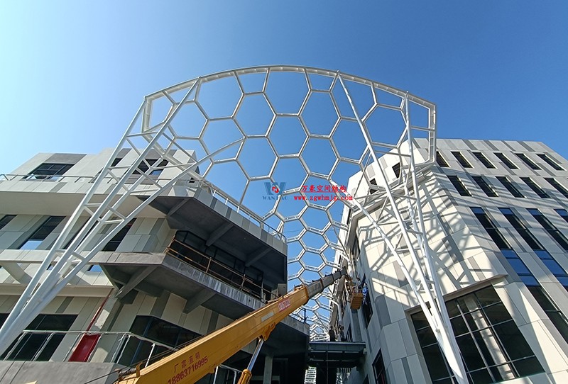 建筑艺术中钢结构的力学美感表达