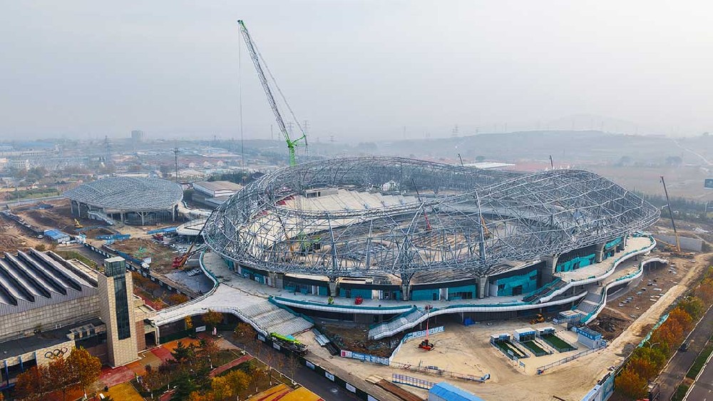 山东蓬莱体育场二次钢构首吊成功：工程建设新里程碑