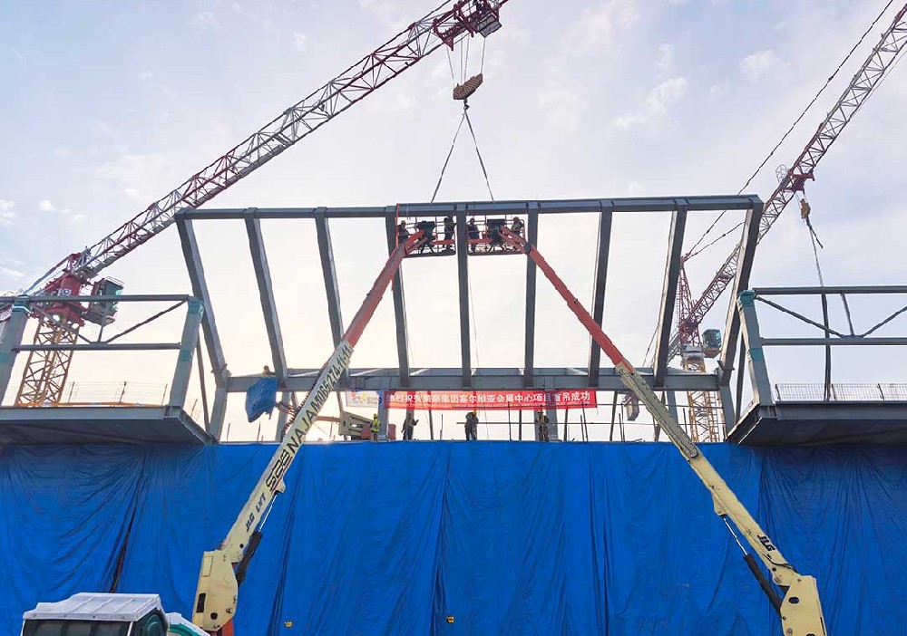 萬豪集团-塞尔维亚国家展览馆项目二次钢构首吊圆满成功